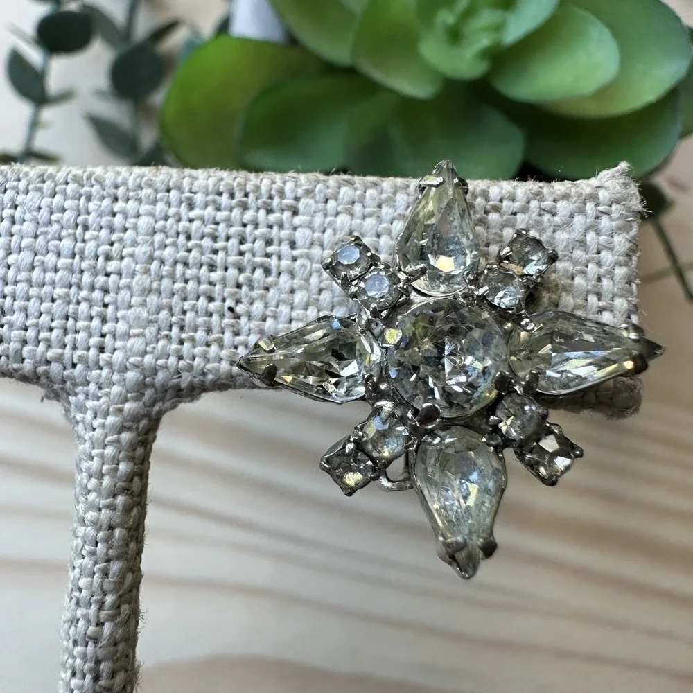 Vintage Kramer Starburst Clip Earrings 1 Inch Clear Crystal‎ Rhinestones Elegant